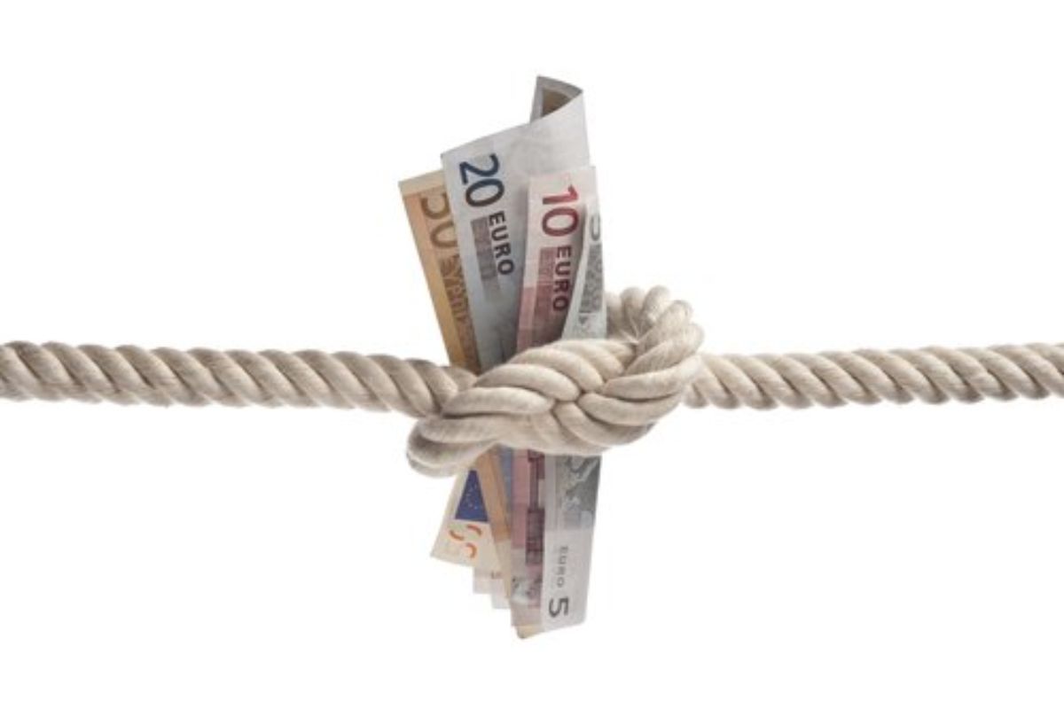 Liquidity and tail-risk interdependencies in the euro area sovereign bond market